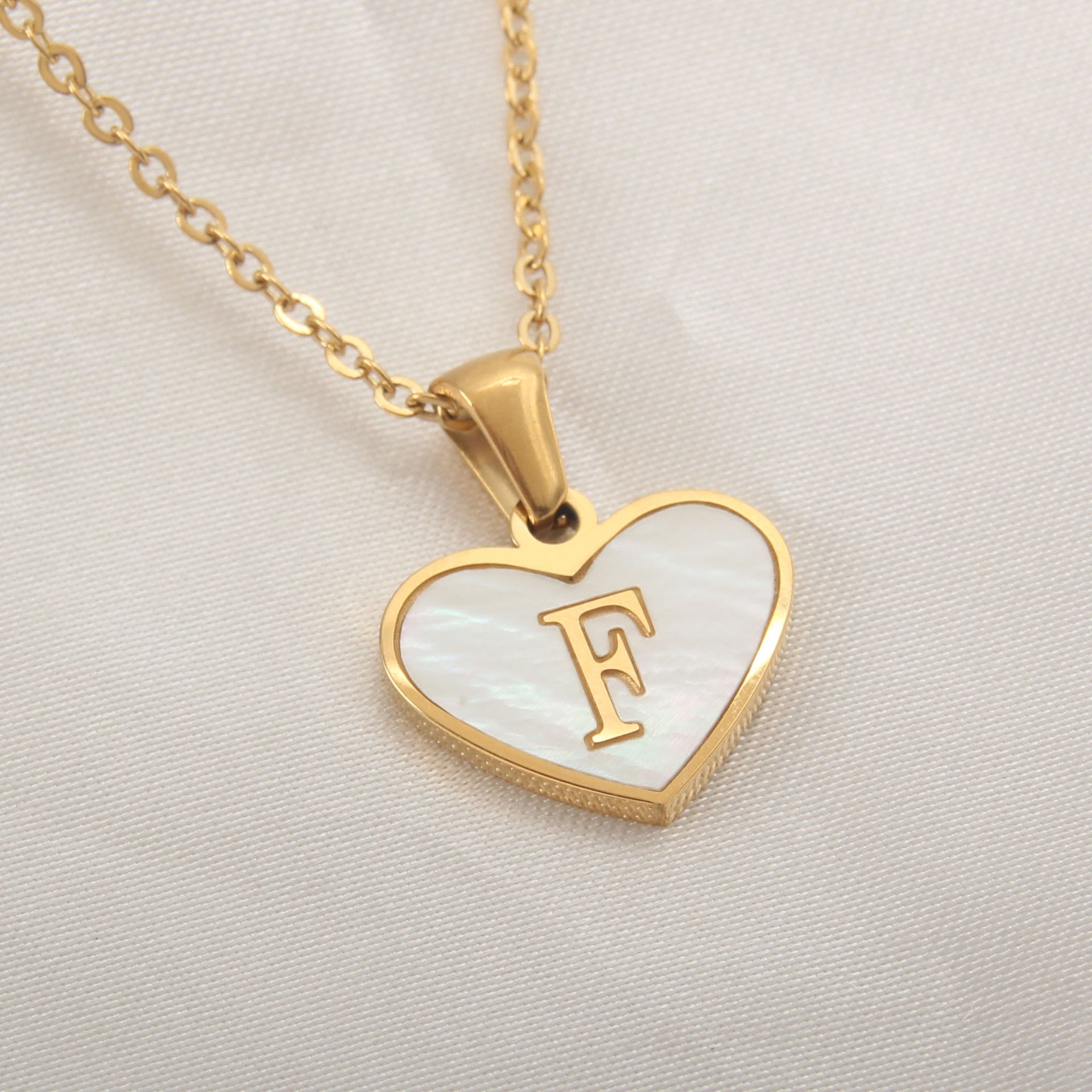 Collier en forme de cœur avec 26 lettres, coquille blanche, chaîne de clavicule d'amour, collier personnalisé à la mode pour femmes, bijoux pour la saint-valentin